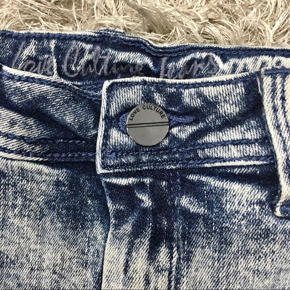 LOVE CULTURE DENIM FRINGE CUT OFF SHORTS🔥 - Picture 3 of 4